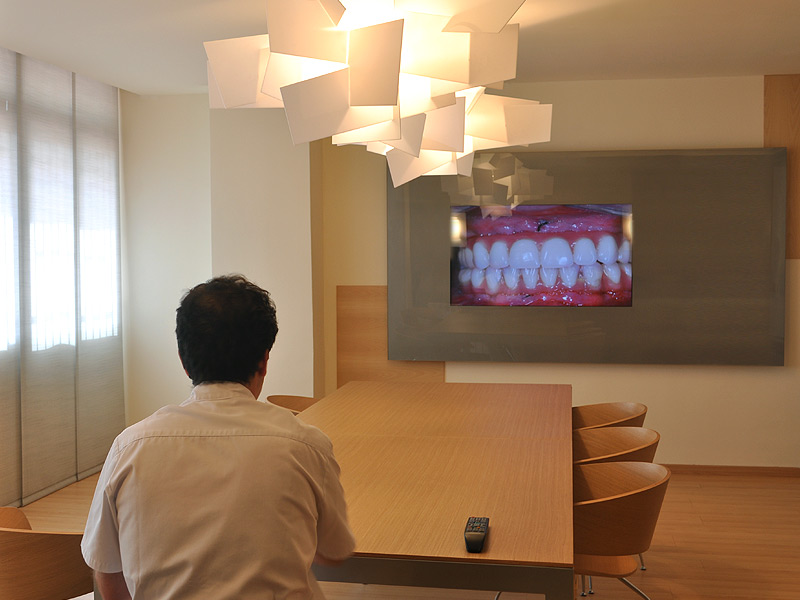Sala de consulta de la Clínica Ronda 71, con pantalla para revisar radiografías junto al paciente